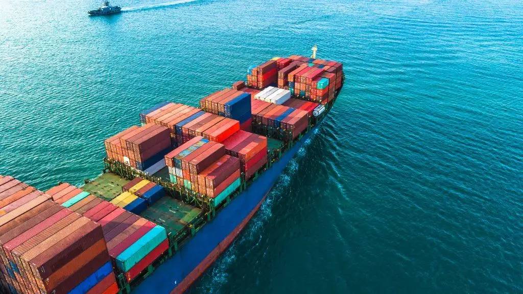 Navio cargueiro transportando diversos containers